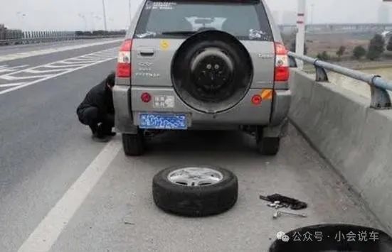 高速换胎怎么办_高速路换胎_高速换车胎